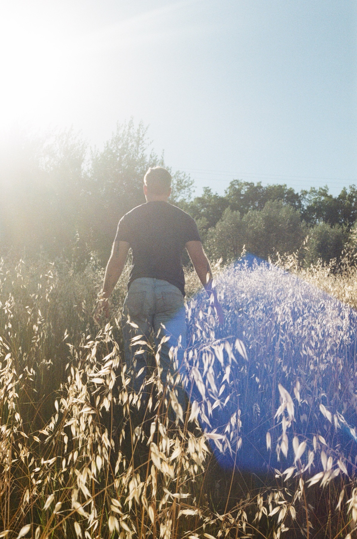 The light and the wheat were too inviting to not wear the hat of Maximum in the lands between. An ethereal combination.